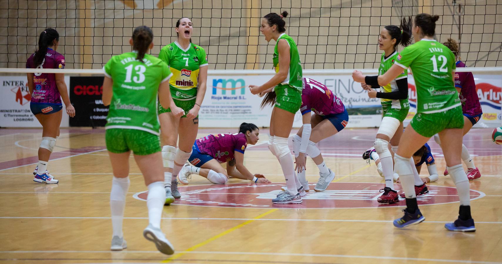 Las logroñesas vencen al OSACC Haro Rioja Voley con un 3-0 liderado por la capitana Dani y que les afianza en el liderato de la Liga Iberdrola