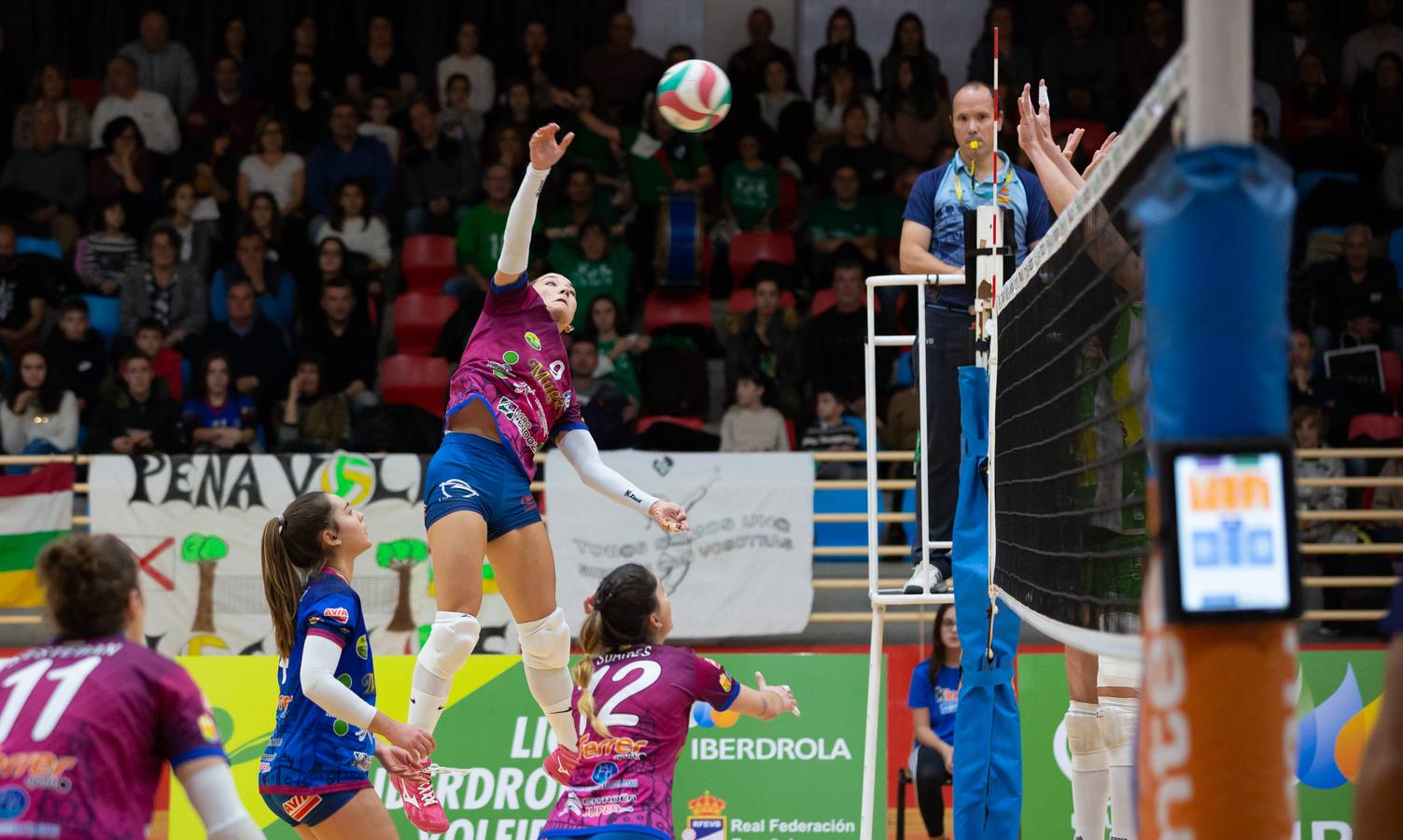 Las logroñesas vencen al OSACC Haro Rioja Voley con un 3-0 liderado por la capitana Dani y que les afianza en el liderato de la Liga Iberdrola