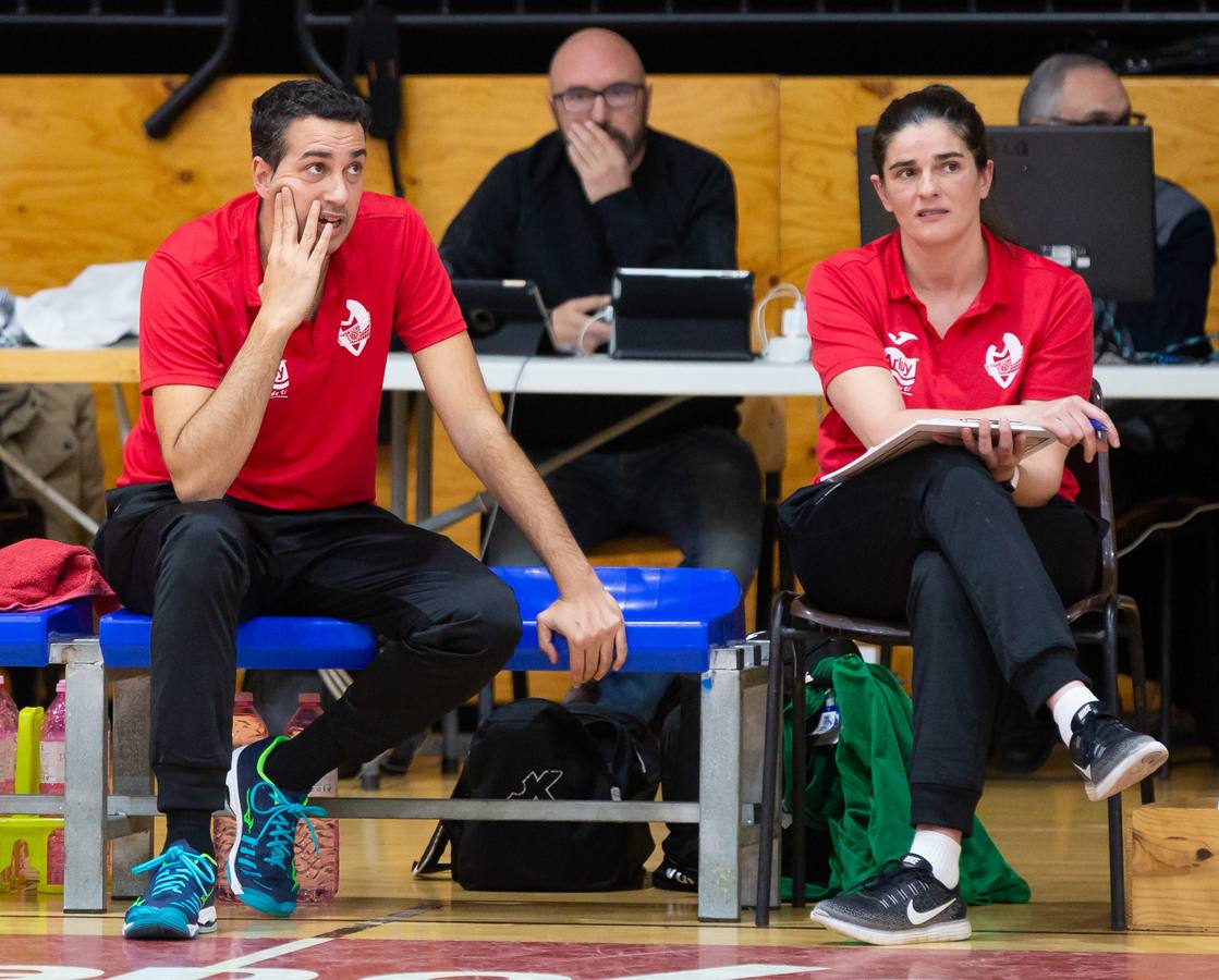 Las logroñesas vencen al OSACC Haro Rioja Voley con un 3-0 liderado por la capitana Dani y que les afianza en el liderato de la Liga Iberdrola