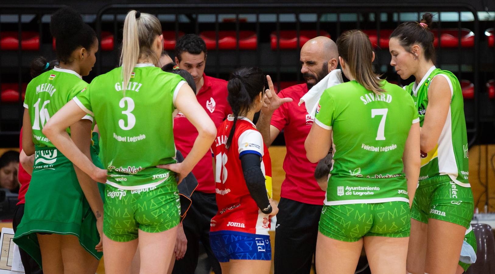 Las logroñesas vencen al OSACC Haro Rioja Voley con un 3-0 liderado por la capitana Dani y que les afianza en el liderato de la Liga Iberdrola