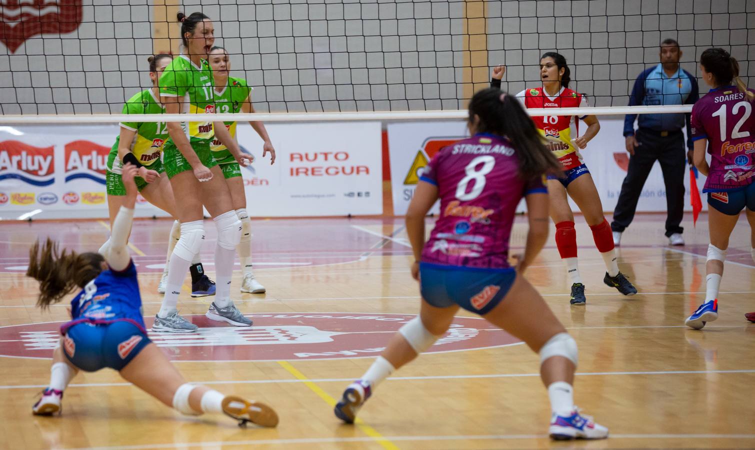 Las logroñesas vencen al OSACC Haro Rioja Voley con un 3-0 liderado por la capitana Dani y que les afianza en el liderato de la Liga Iberdrola