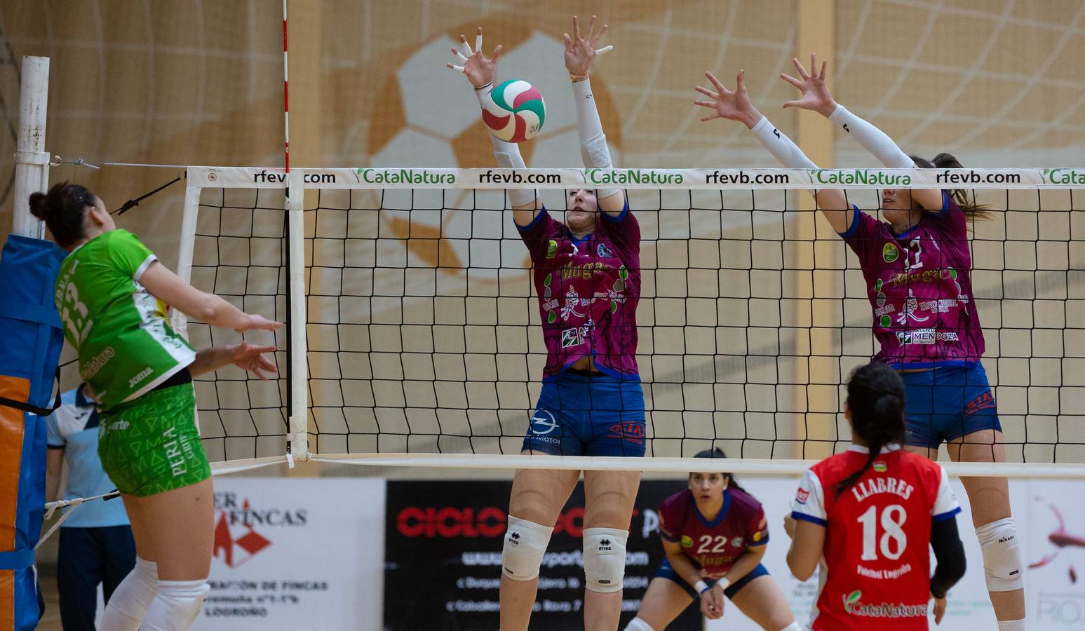 Las logroñesas vencen al OSACC Haro Rioja Voley con un 3-0 liderado por la capitana Dani y que les afianza en el liderato de la Liga Iberdrola