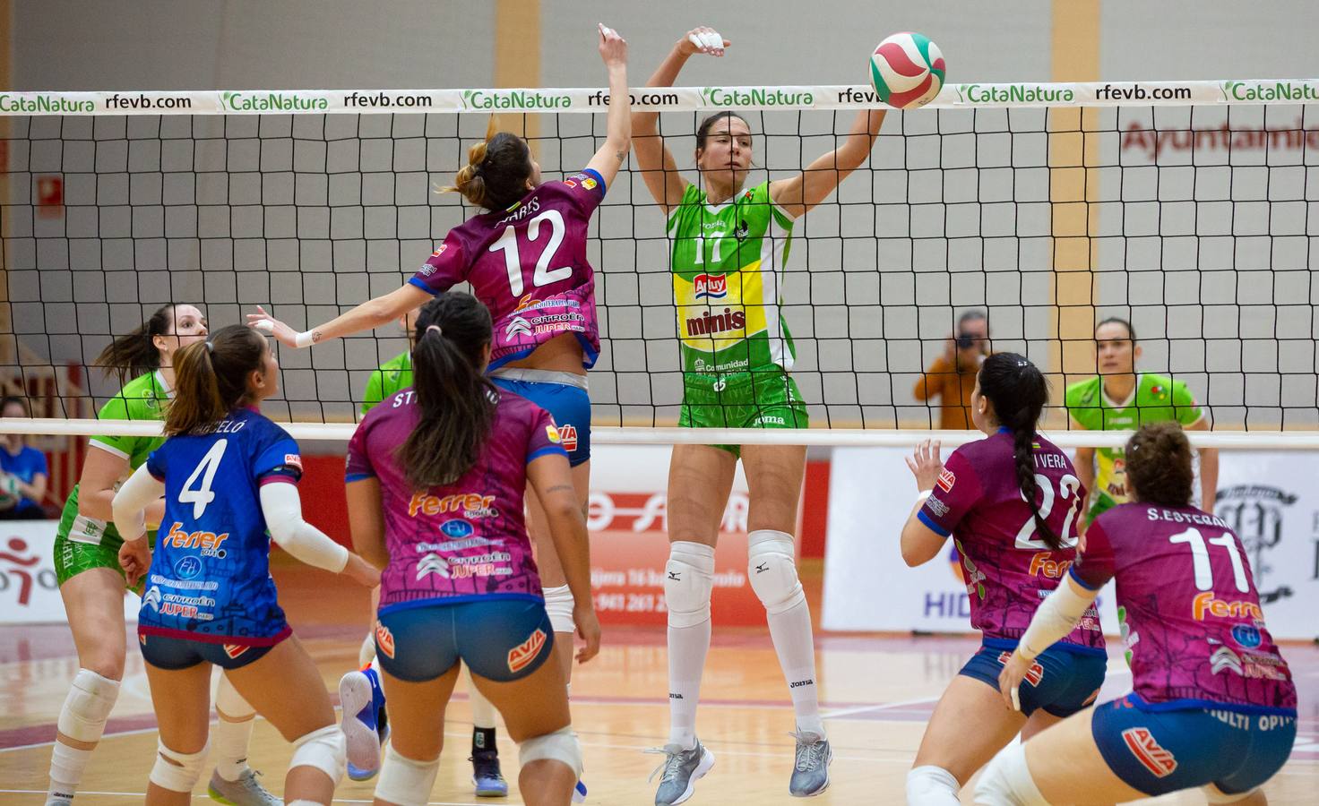 Las logroñesas vencen al OSACC Haro Rioja Voley con un 3-0 liderado por la capitana Dani y que les afianza en el liderato de la Liga Iberdrola