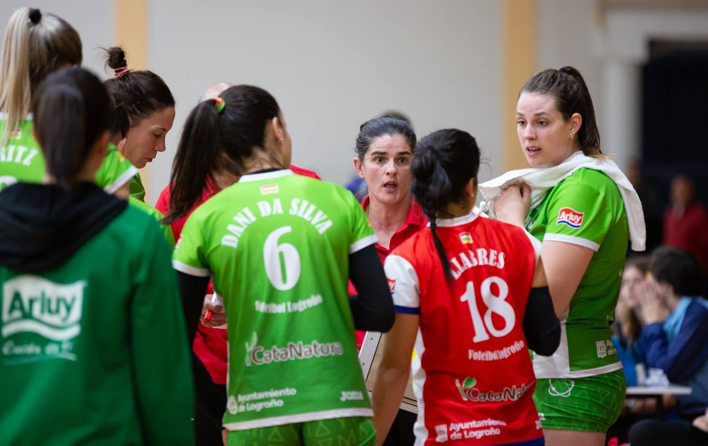 Las logroñesas vencen al OSACC Haro Rioja Voley con un 3-0 liderado por la capitana Dani y que les afianza en el liderato de la Liga Iberdrola