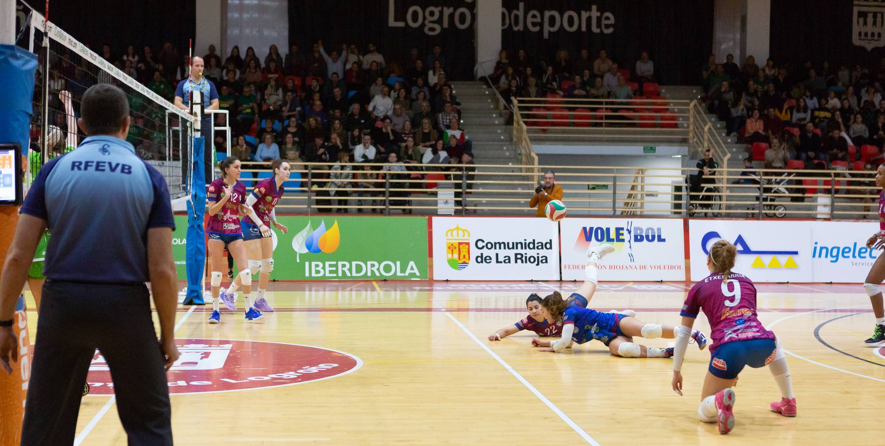 Las logroñesas vencen al OSACC Haro Rioja Voley con un 3-0 liderado por la capitana Dani y que les afianza en el liderato de la Liga Iberdrola