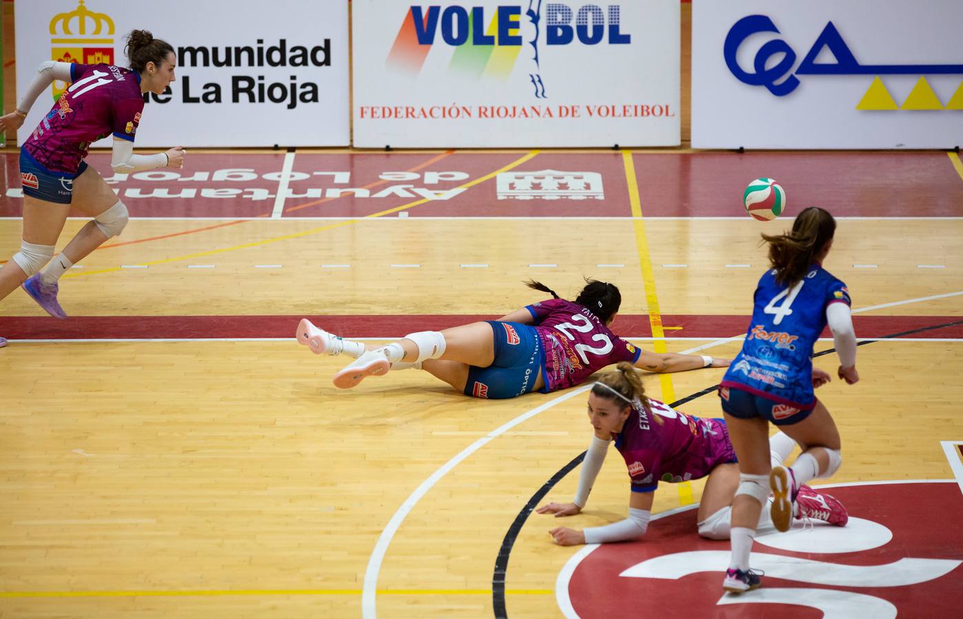 Las logroñesas vencen al OSACC Haro Rioja Voley con un 3-0 liderado por la capitana Dani y que les afianza en el liderato de la Liga Iberdrola