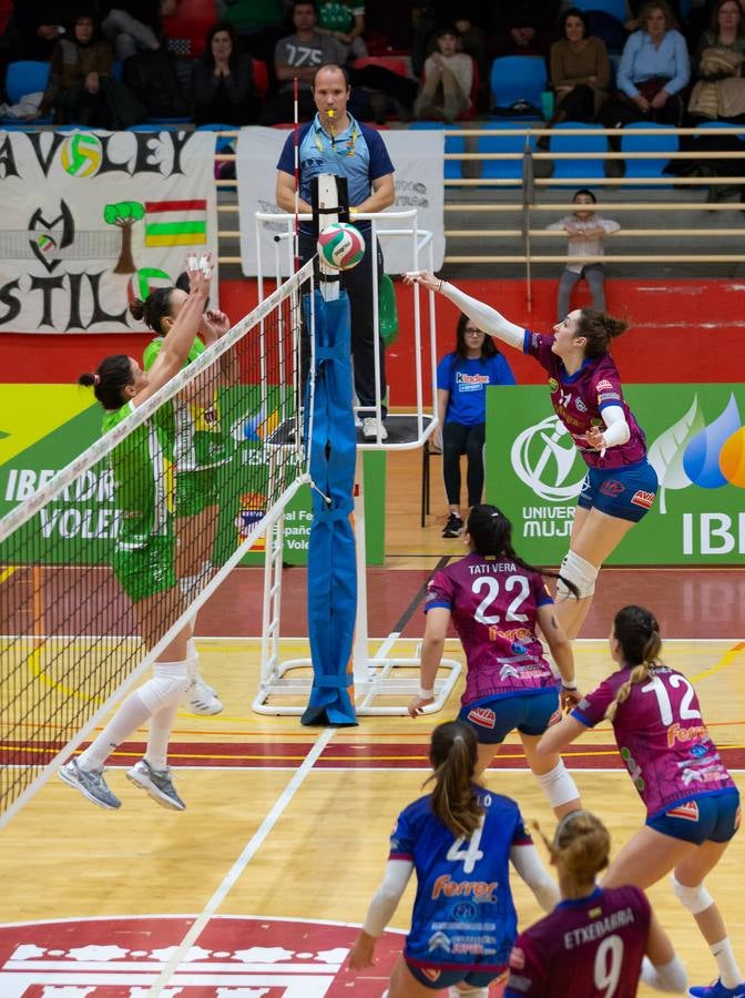 Las logroñesas vencen al OSACC Haro Rioja Voley con un 3-0 liderado por la capitana Dani y que les afianza en el liderato de la Liga Iberdrola