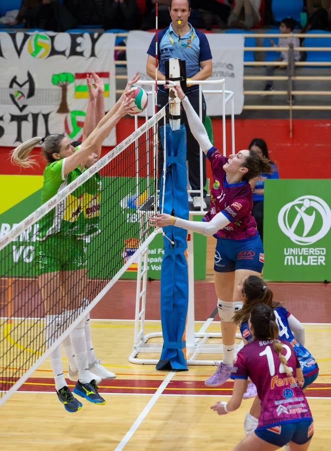 Las logroñesas vencen al OSACC Haro Rioja Voley con un 3-0 liderado por la capitana Dani y que les afianza en el liderato de la Liga Iberdrola