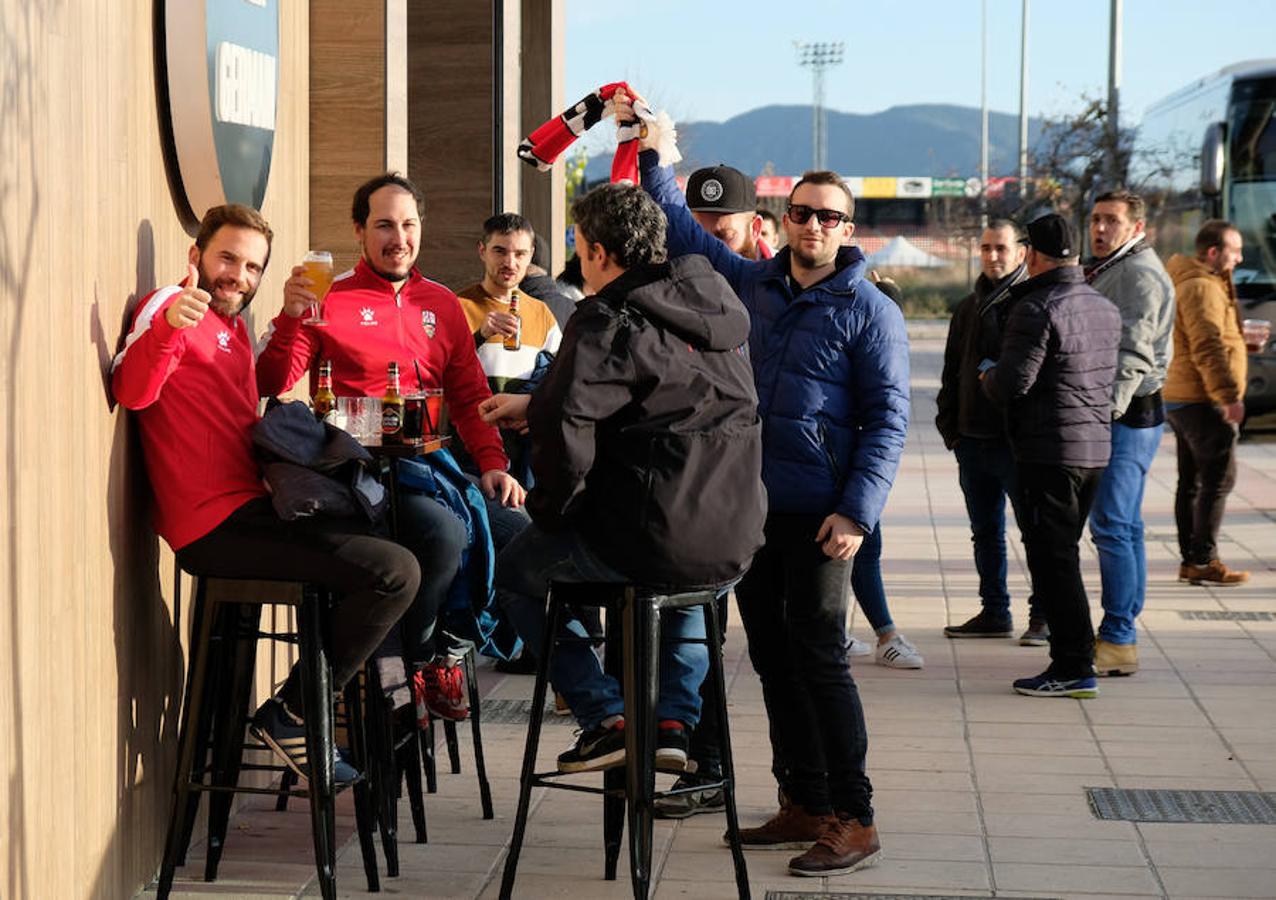 Cerca de un millar de aficionados riojanos acudieron ayer a Anduva para disfrutar con la UDL. La derrota (1-0) en casa del Mirandés no anuló las buenas esperanzas de este equipo y de su afición para la temporada. 