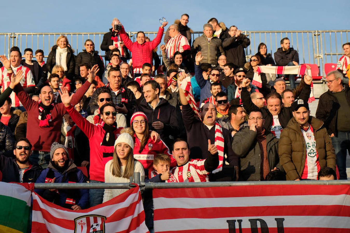 Cerca de un millar de aficionados riojanos acudieron ayer a Anduva para disfrutar con la UDL. La derrota (1-0) en casa del Mirandés no anuló las buenas esperanzas de este equipo y de su afición para la temporada. 