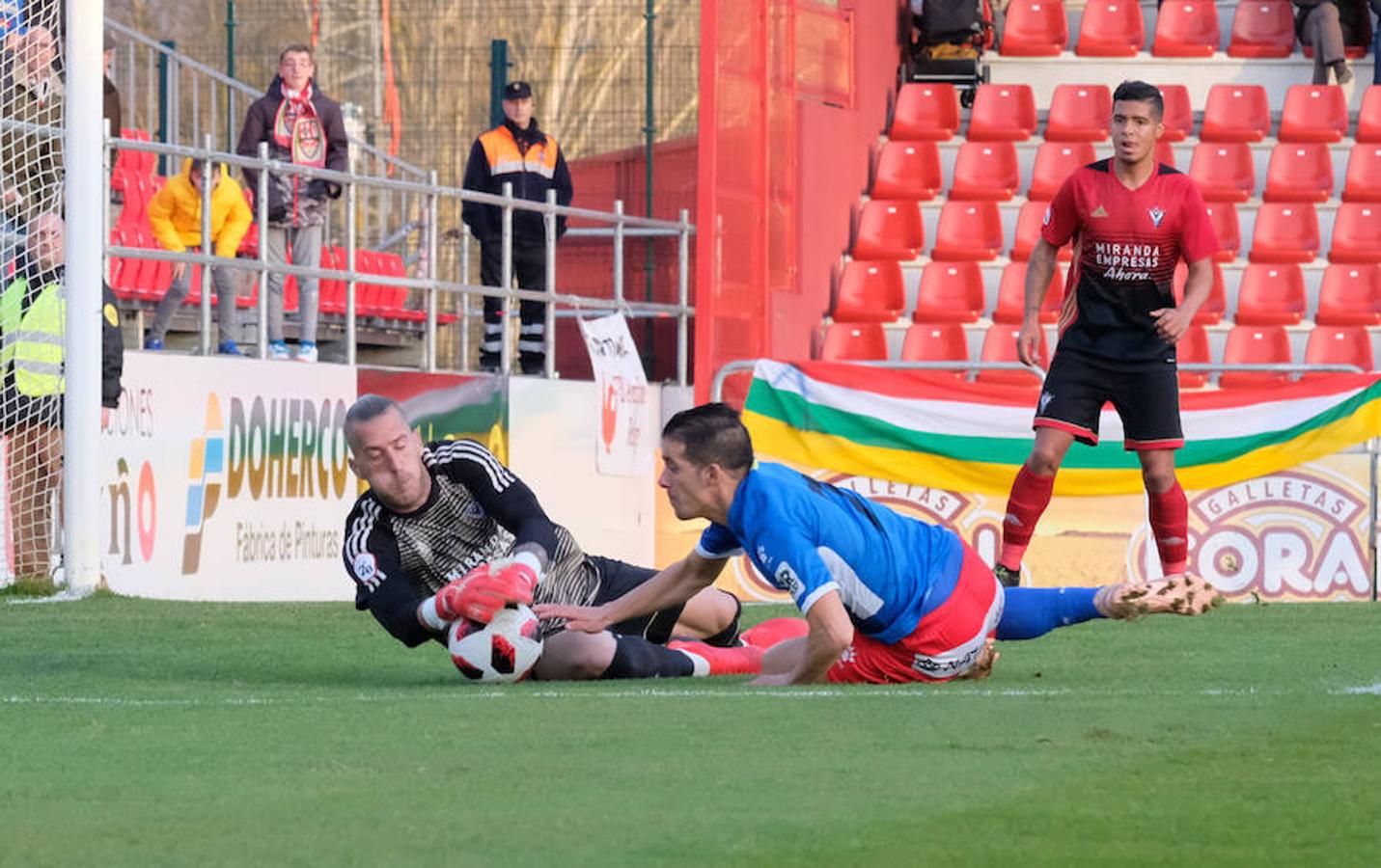 Cerca de un millar de aficionados riojanos acudieron ayer a Anduva para disfrutar con la UDL. La derrota (1-0) en casa del Mirandés no anuló las buenas esperanzas de este equipo y de su afición para la temporada. 