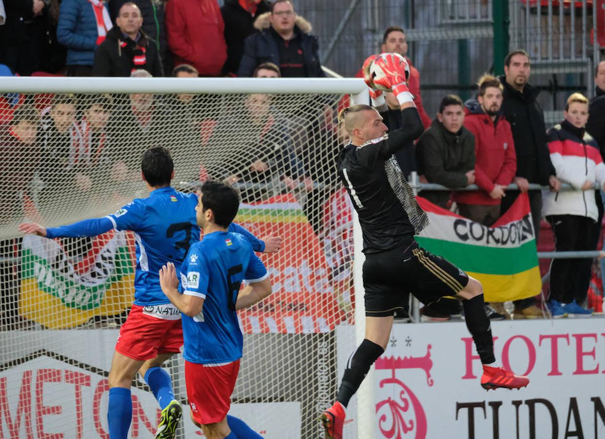 Cerca de un millar de aficionados riojanos acudieron ayer a Anduva para disfrutar con la UDL. La derrota (1-0) en casa del Mirandés no anuló las buenas esperanzas de este equipo y de su afición para la temporada. 