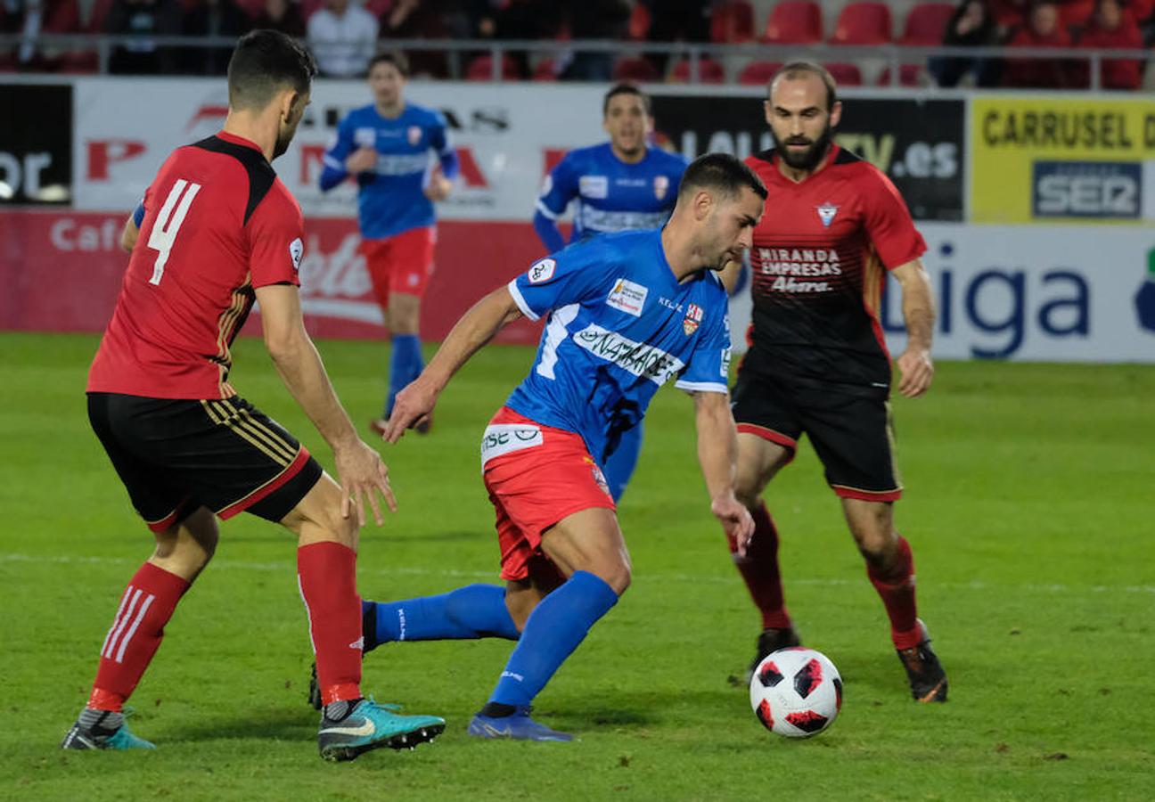 Cerca de un millar de aficionados riojanos acudieron ayer a Anduva para disfrutar con la UDL. La derrota (1-0) en casa del Mirandés no anuló las buenas esperanzas de este equipo y de su afición para la temporada. 