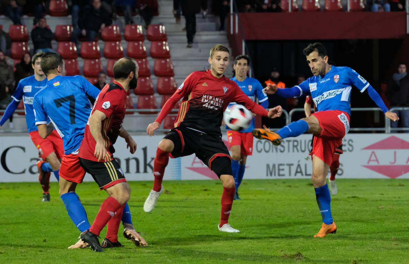 Cerca de un millar de aficionados riojanos acudieron ayer a Anduva para disfrutar con la UDL. La derrota (1-0) en casa del Mirandés no anuló las buenas esperanzas de este equipo y de su afición para la temporada. 