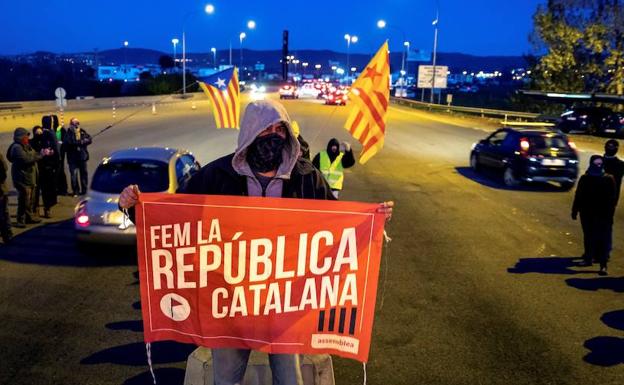 Miembros de los CDR levantan ayer las barreras de un peaje en la autopista AP-7.