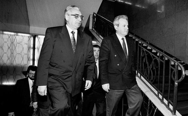 El dictador Milosevic -derecha-, en 1991, tras la respuesta armada contra Eslovenia en 1991 y durante una reunión con el presidente croata Tudjman.