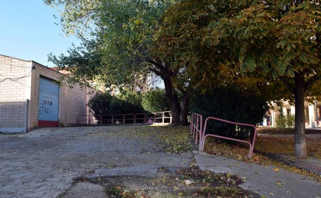 Una fábrica sigue cortando la calle Eibar. 