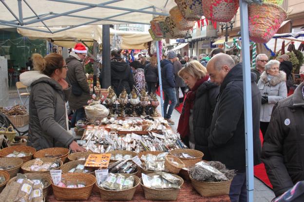 Medio centenar de puestos ofrecerán productos en el mercado navideño del sábado. :: 