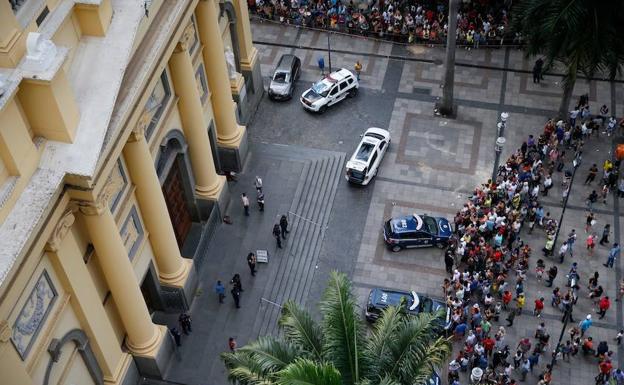 Vista aérea de la entrada de la catedral tras el suceso. 