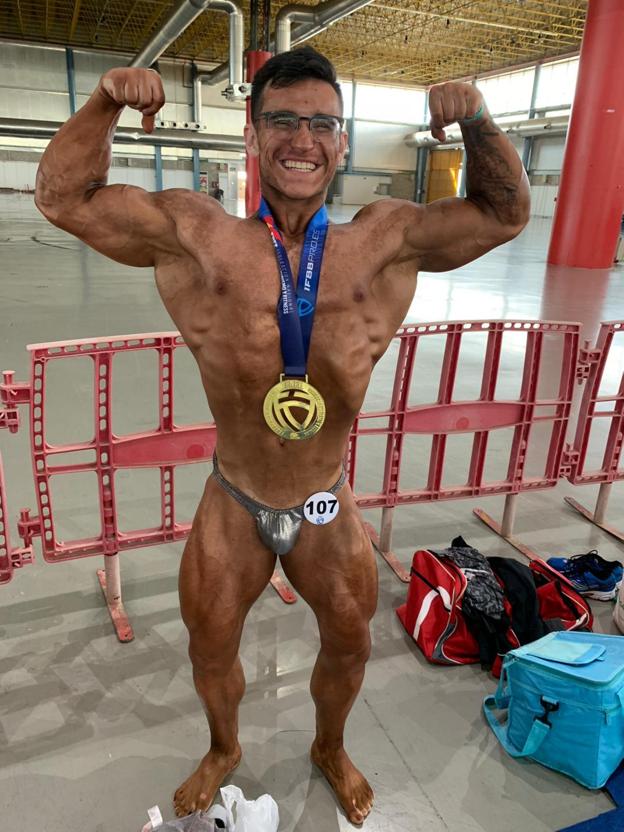 Héctor Antoñanzas con la medalla de campeón Júnior. :: l.r.