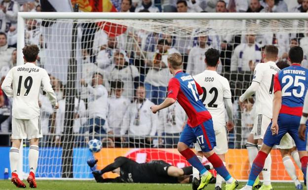 Sigurdsson bate a Courtois en el tercer gol del CSKA. 