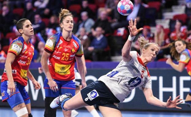 La noruega Heidi Loke marca ante la defensa española.
