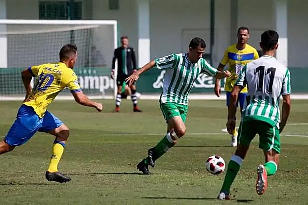 Garijo avanza con el esférico en un partido con el Betis B. :: 