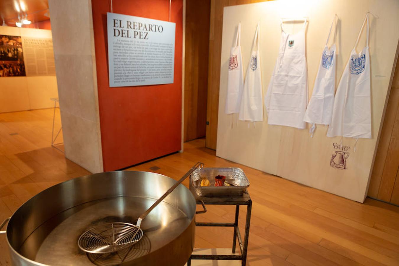 Una exposición montada en el Centro Fundación Caja Rioja Merced recorre el pasado y el presente de la Cofradía del Pez, una entidad que salvaguarda las tradiciones de Logroño.