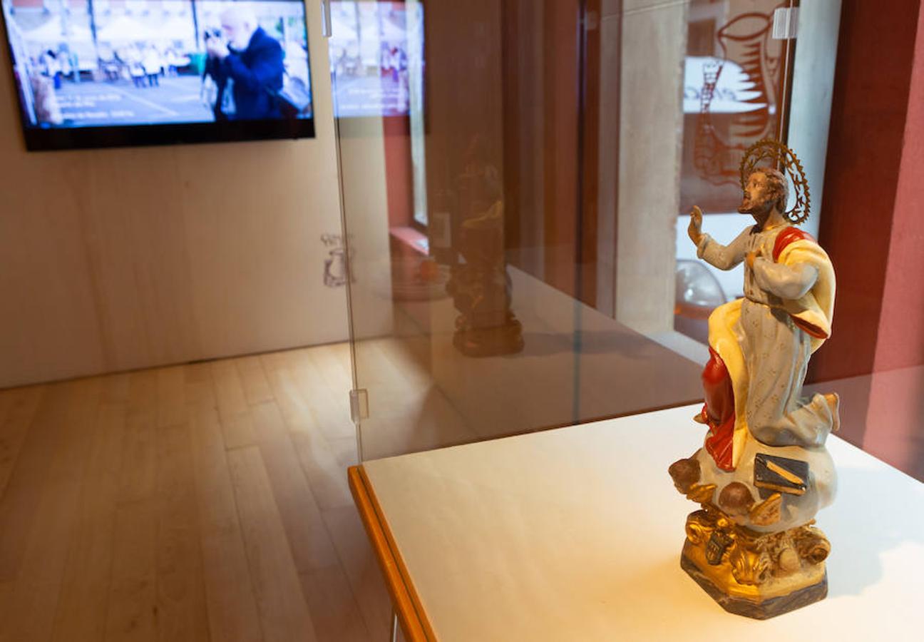 Una exposición montada en el Centro Fundación Caja Rioja Merced recorre el pasado y el presente de la Cofradía del Pez, una entidad que salvaguarda las tradiciones de Logroño.