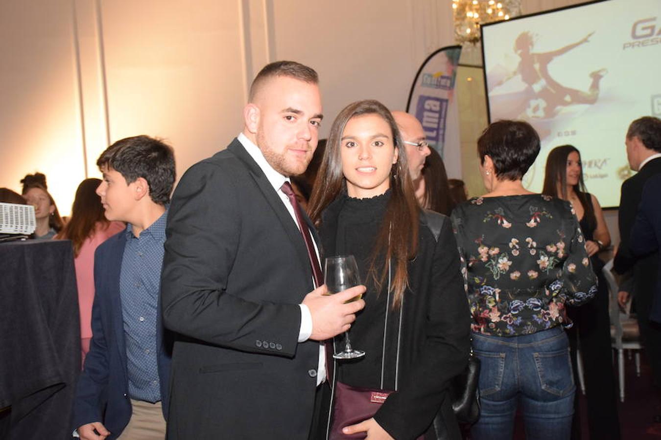 La plantilla y el resto de los componentes del cuerpo técnico y directivo del EDF se visió ayer de gala junto a su patrocinador Gesitma. Enel acto también se aprovechó para homenajear a la central Ana Tejada, campeona del mundo sub'17.