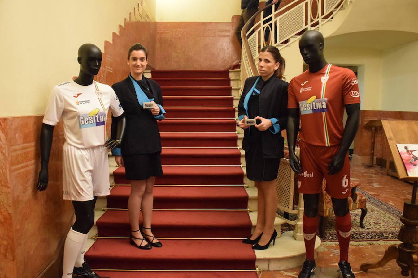 La plantilla y el resto de los componentes del cuerpo técnico y directivo del EDF se visió ayer de gala junto a su patrocinador Gesitma. Enel acto también se aprovechó para homenajear a la central Ana Tejada, campeona del mundo sub'17.