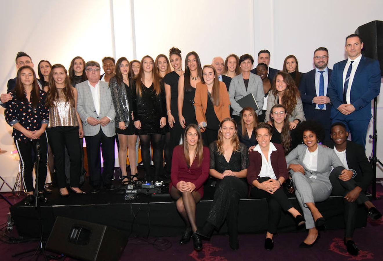 La plantilla y el resto de los componentes del cuerpo técnico y directivo del EDF se visió ayer de gala junto a su patrocinador Gesitma. Enel acto también se aprovechó para homenajear a la central Ana Tejada, campeona del mundo sub'17.