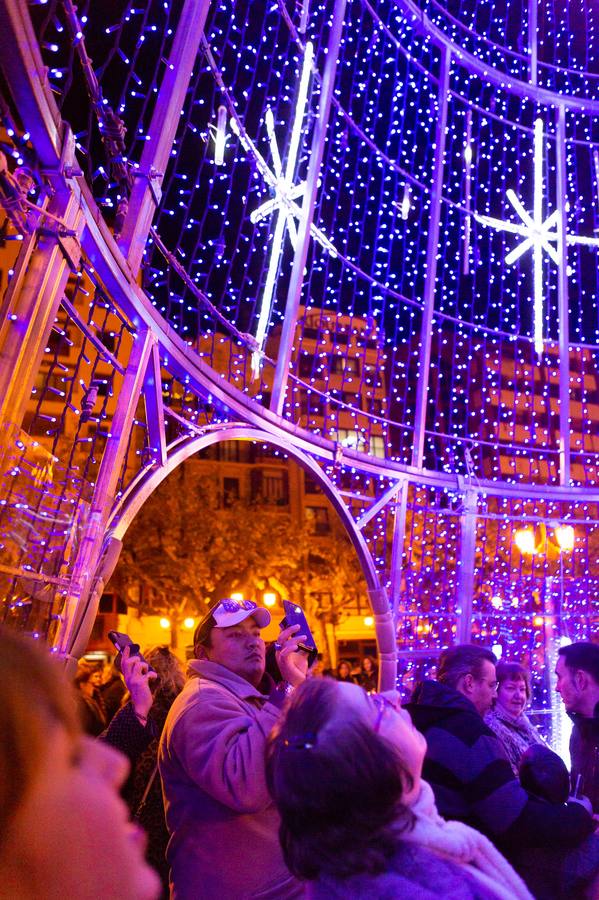 Esta tarde se ha encendido el árbol cónico, que tiene una altura de 20 metros más la estrella y de cinco metros de diámetro, en el paseo de El Espolón logroñés