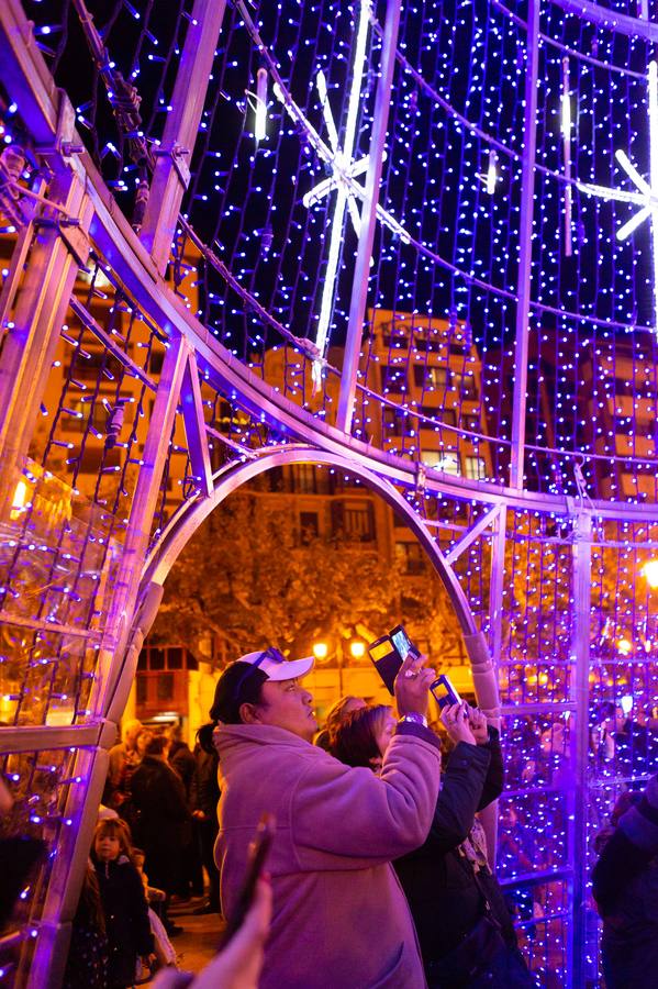 Esta tarde se ha encendido el árbol cónico, que tiene una altura de 20 metros más la estrella y de cinco metros de diámetro, en el paseo de El Espolón logroñés