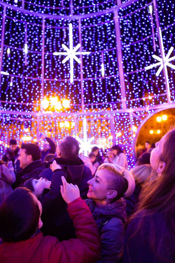 Esta tarde se ha encendido el árbol cónico, que tiene una altura de 20 metros más la estrella y de cinco metros de diámetro, en el paseo de El Espolón logroñés