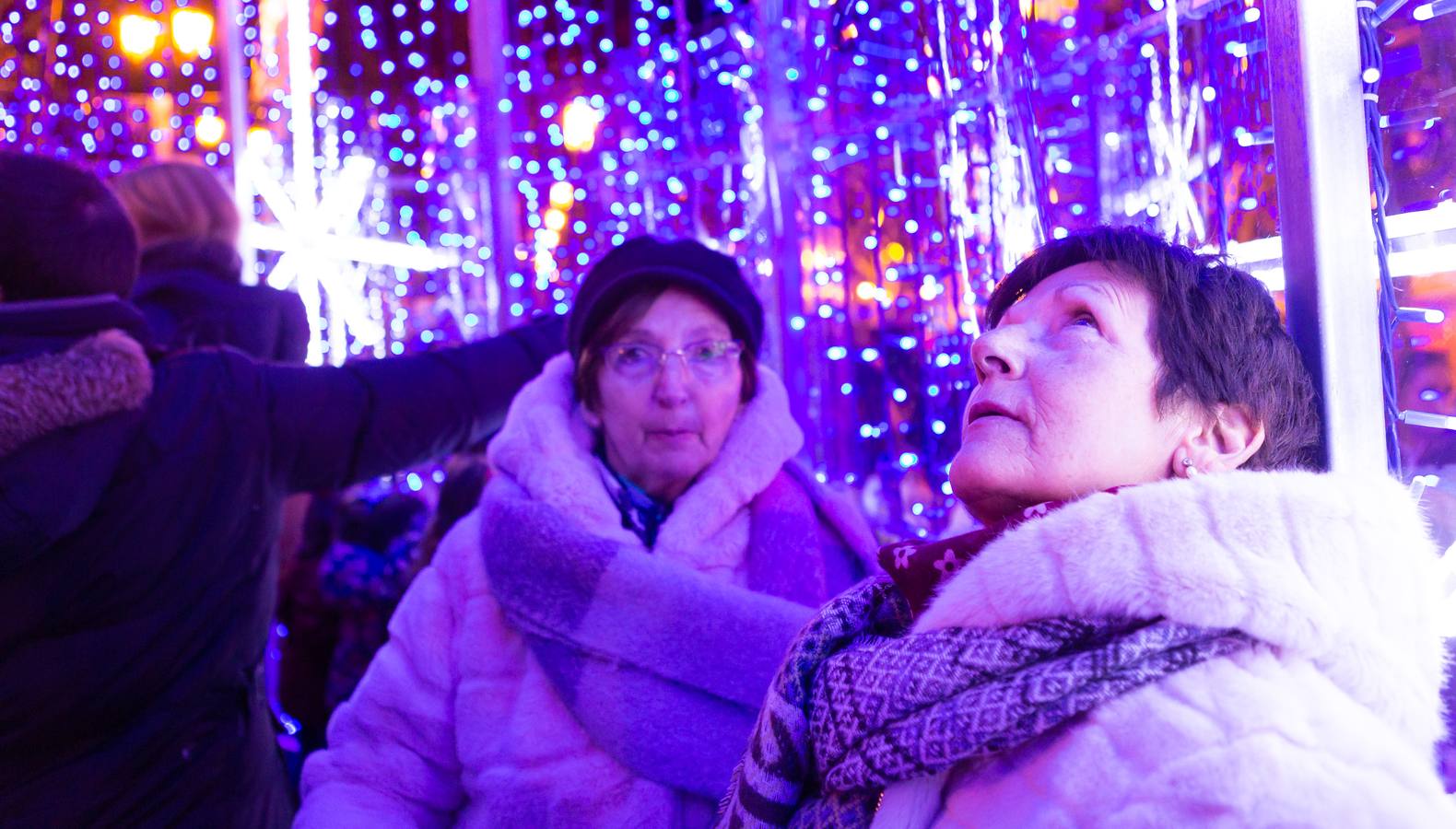 Esta tarde se ha encendido el árbol cónico, que tiene una altura de 20 metros más la estrella y de cinco metros de diámetro, en el paseo de El Espolón logroñés