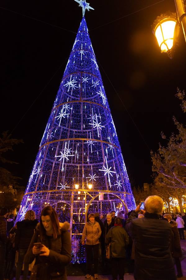 Esta tarde se ha encendido el árbol cónico, que tiene una altura de 20 metros más la estrella y de cinco metros de diámetro, en el paseo de El Espolón logroñés