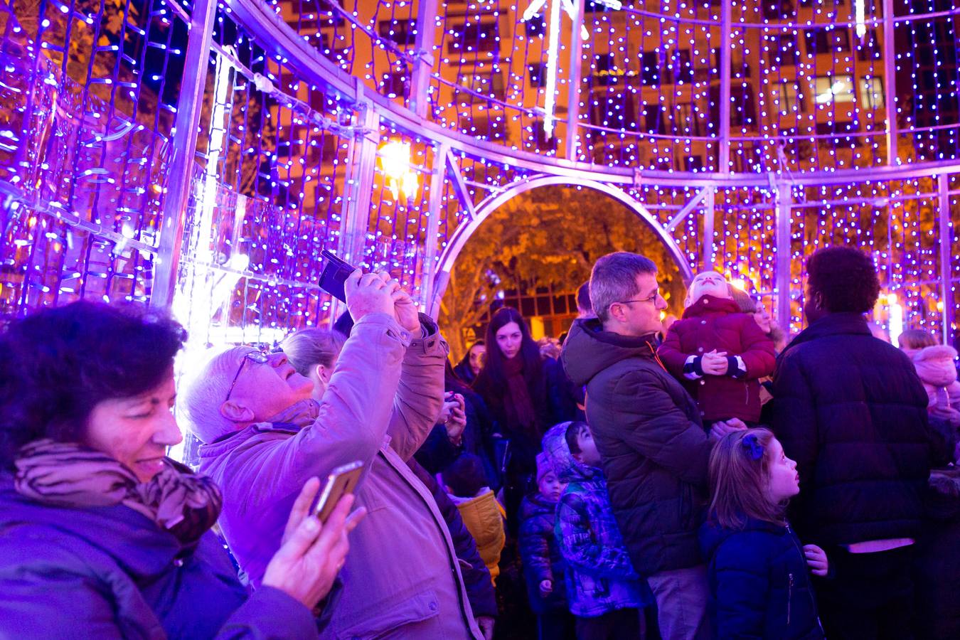 Esta tarde se ha encendido el árbol cónico, que tiene una altura de 20 metros más la estrella y de cinco metros de diámetro, en el paseo de El Espolón logroñés