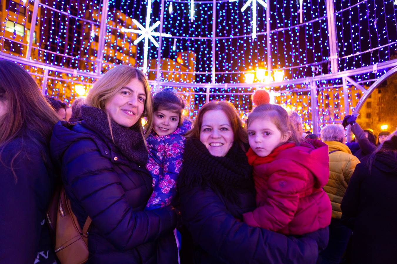 Esta tarde se ha encendido el árbol cónico, que tiene una altura de 20 metros más la estrella y de cinco metros de diámetro, en el paseo de El Espolón logroñés