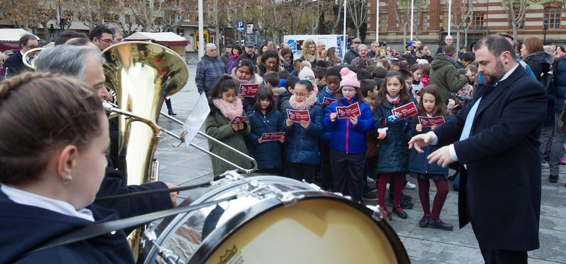 La alcaldesa de la capital riojana, Concepción Gamarra, ha felicitado hoy la Navidad a los logroñeses en la inauguración del Belén monumental situado en la plaza del Consistorio en la que han participado 220 niños de los colegios Compañía de María, San Francisco, Duquesa de la Victoria y Adoratrices, acompañados por la Banda de Música de Logroño.