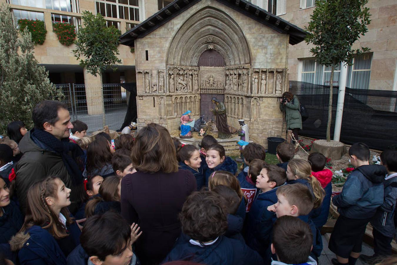 La alcaldesa de la capital riojana, Concepción Gamarra, ha felicitado hoy la Navidad a los logroñeses en la inauguración del Belén monumental situado en la plaza del Consistorio en la que han participado 220 niños de los colegios Compañía de María, San Francisco, Duquesa de la Victoria y Adoratrices, acompañados por la Banda de Música de Logroño.