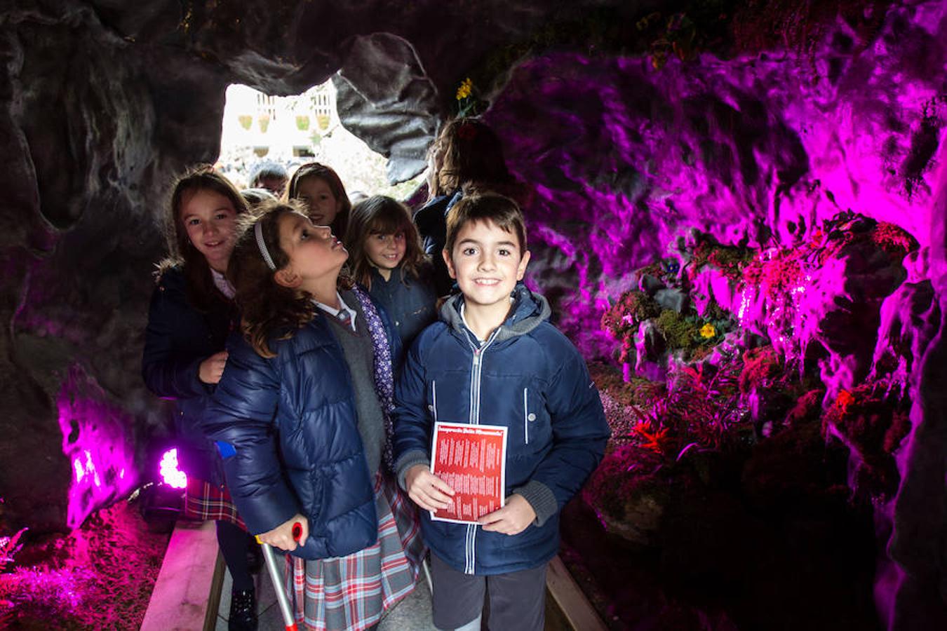 La alcaldesa de la capital riojana, Concepción Gamarra, ha felicitado hoy la Navidad a los logroñeses en la inauguración del Belén monumental situado en la plaza del Consistorio en la que han participado 220 niños de los colegios Compañía de María, San Francisco, Duquesa de la Victoria y Adoratrices, acompañados por la Banda de Música de Logroño.