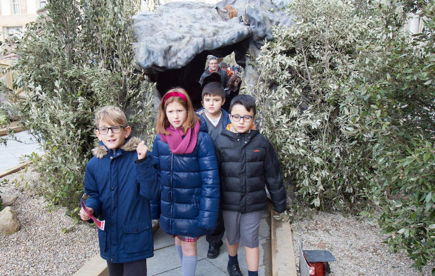 La alcaldesa de la capital riojana, Concepción Gamarra, ha felicitado hoy la Navidad a los logroñeses en la inauguración del Belén monumental situado en la plaza del Consistorio en la que han participado 220 niños de los colegios Compañía de María, San Francisco, Duquesa de la Victoria y Adoratrices, acompañados por la Banda de Música de Logroño.