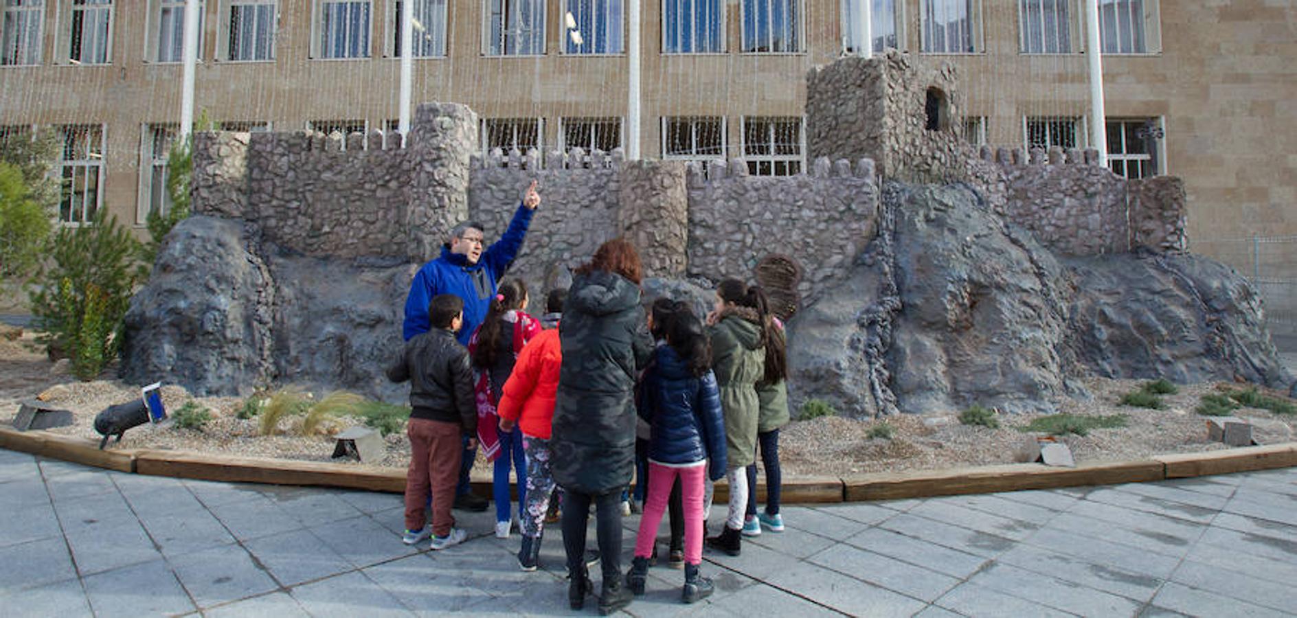 La alcaldesa de la capital riojana, Concepción Gamarra, ha felicitado hoy la Navidad a los logroñeses en la inauguración del Belén monumental situado en la plaza del Consistorio en la que han participado 220 niños de los colegios Compañía de María, San Francisco, Duquesa de la Victoria y Adoratrices, acompañados por la Banda de Música de Logroño.