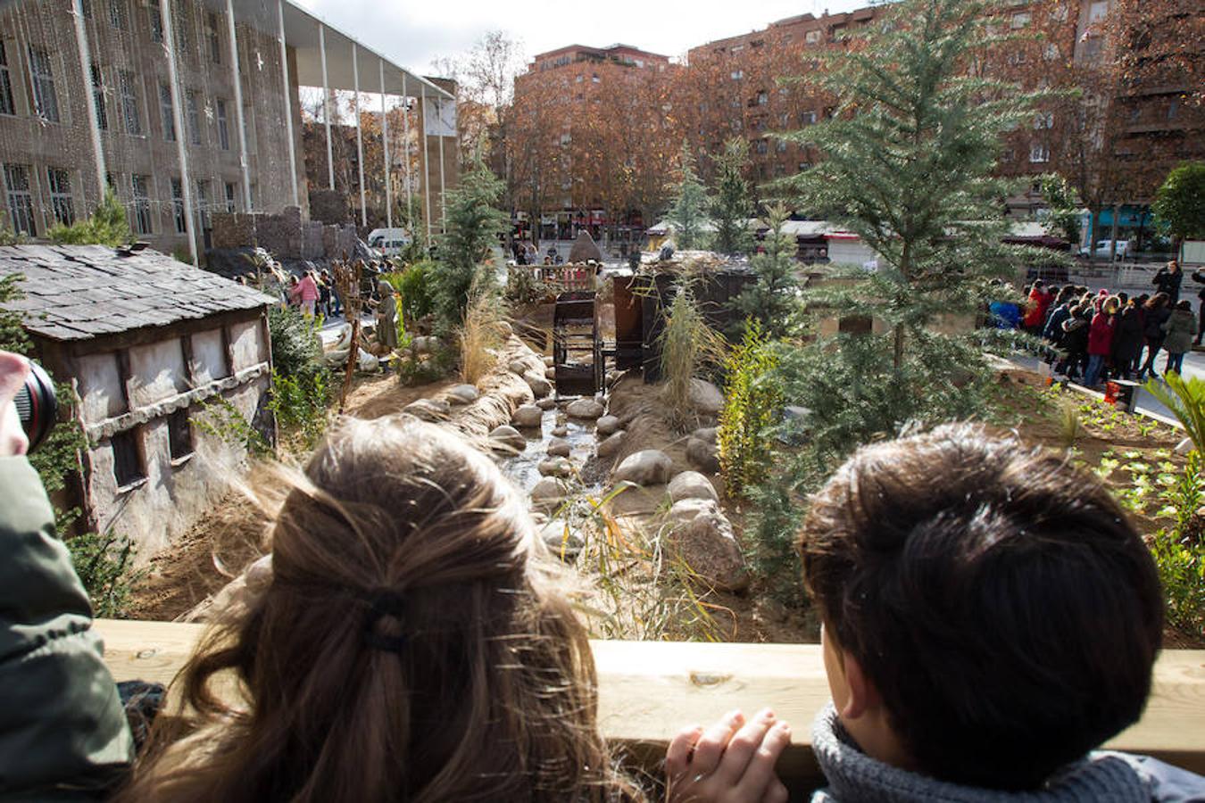 La alcaldesa de la capital riojana, Concepción Gamarra, ha felicitado hoy la Navidad a los logroñeses en la inauguración del Belén monumental situado en la plaza del Consistorio en la que han participado 220 niños de los colegios Compañía de María, San Francisco, Duquesa de la Victoria y Adoratrices, acompañados por la Banda de Música de Logroño.