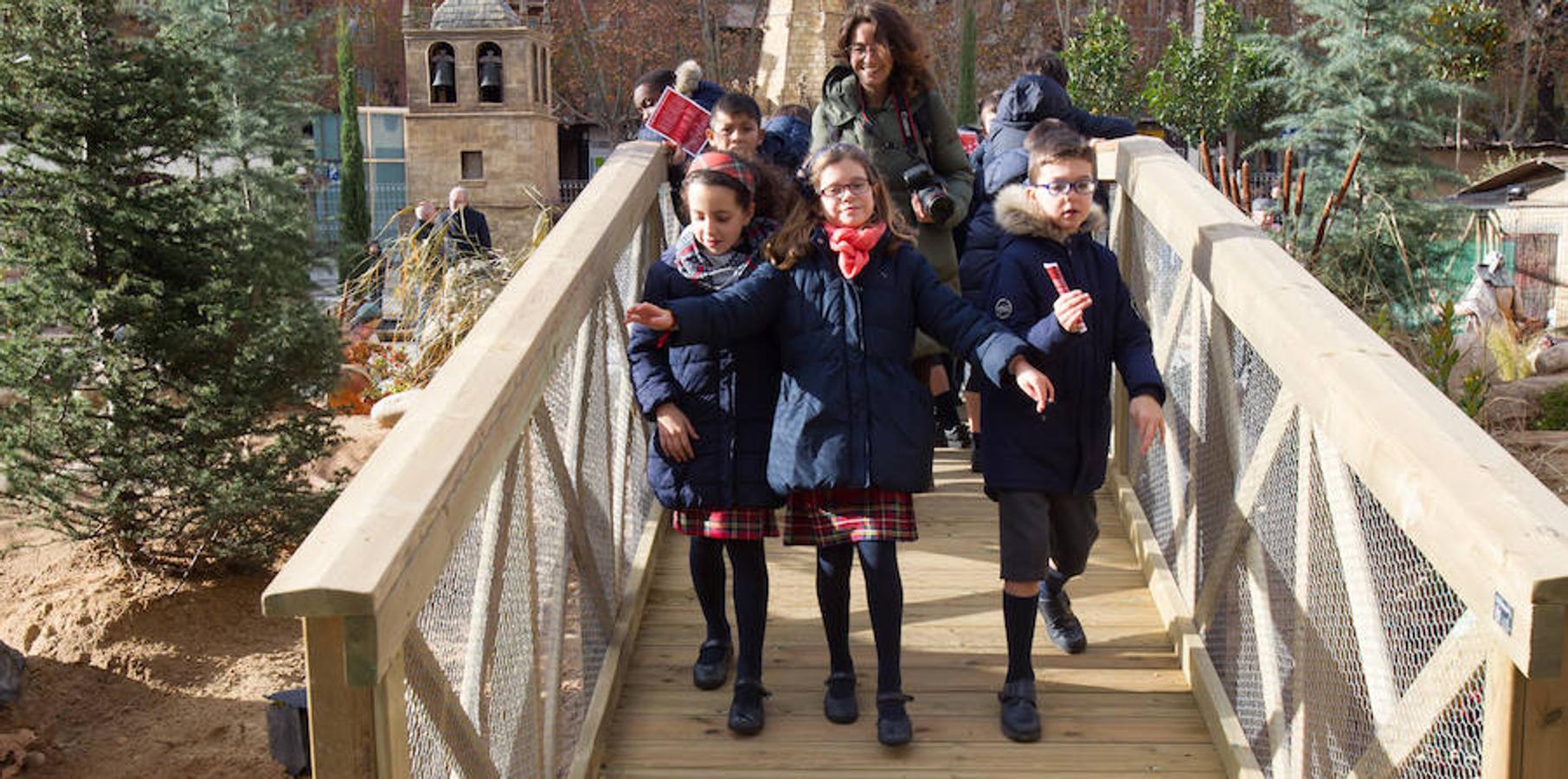 La alcaldesa de la capital riojana, Concepción Gamarra, ha felicitado hoy la Navidad a los logroñeses en la inauguración del Belén monumental situado en la plaza del Consistorio en la que han participado 220 niños de los colegios Compañía de María, San Francisco, Duquesa de la Victoria y Adoratrices, acompañados por la Banda de Música de Logroño.