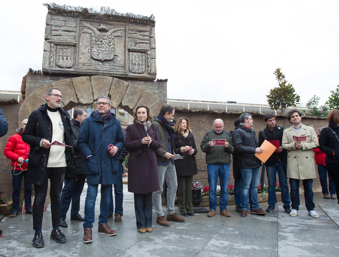 La alcaldesa de la capital riojana, Concepción Gamarra, ha felicitado hoy la Navidad a los logroñeses en la inauguración del Belén monumental situado en la plaza del Consistorio en la que han participado 220 niños de los colegios Compañía de María, San Francisco, Duquesa de la Victoria y Adoratrices, acompañados por la Banda de Música de Logroño.