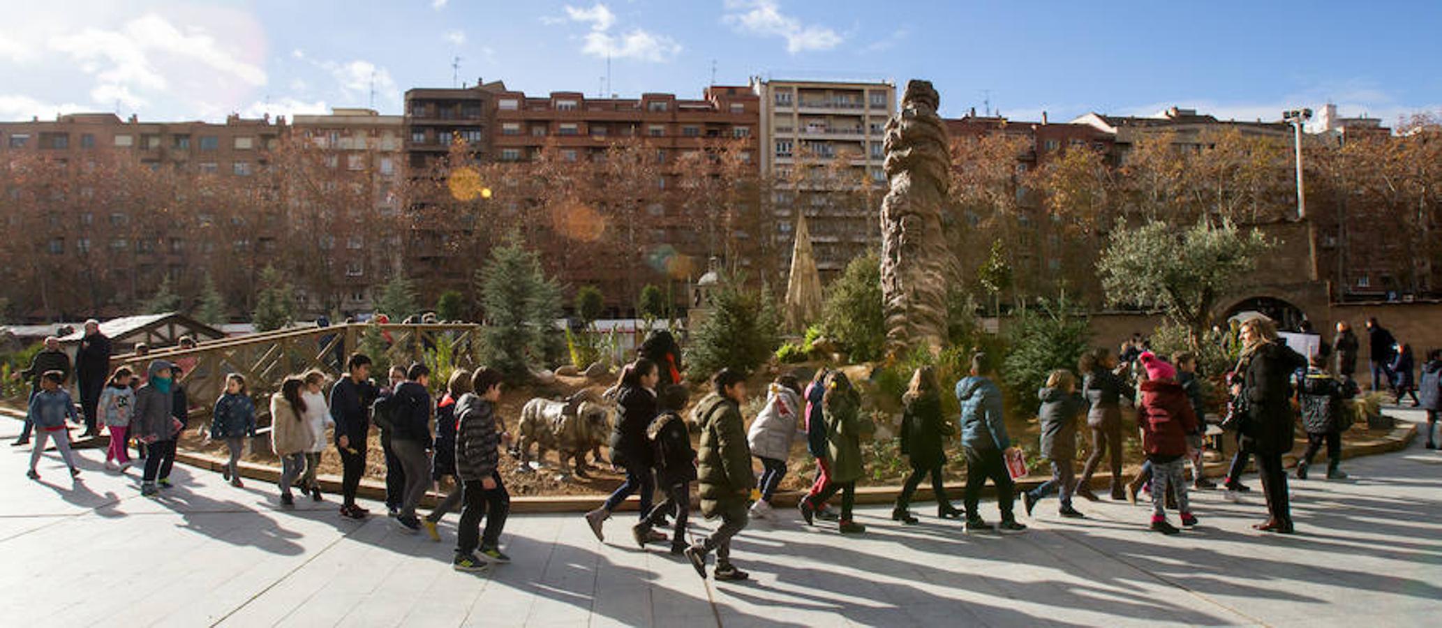 La alcaldesa de la capital riojana, Concepción Gamarra, ha felicitado hoy la Navidad a los logroñeses en la inauguración del Belén monumental situado en la plaza del Consistorio en la que han participado 220 niños de los colegios Compañía de María, San Francisco, Duquesa de la Victoria y Adoratrices, acompañados por la Banda de Música de Logroño.