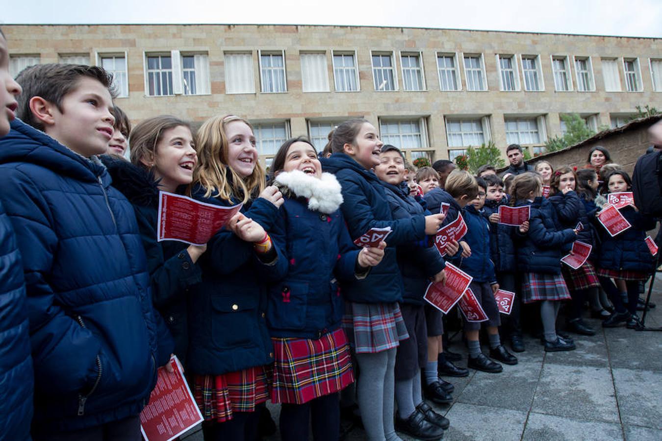 La alcaldesa de la capital riojana, Concepción Gamarra, ha felicitado hoy la Navidad a los logroñeses en la inauguración del Belén monumental situado en la plaza del Consistorio en la que han participado 220 niños de los colegios Compañía de María, San Francisco, Duquesa de la Victoria y Adoratrices, acompañados por la Banda de Música de Logroño.