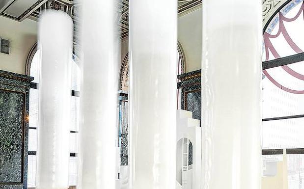 MAIO Architects. Columnas flotantes de 5 metros. 